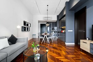 Deluxe appartement, 1 slaapkamer, terras | Woonruimte | Televisie