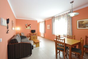 Caja de seguridad en la habitación y escritorio 