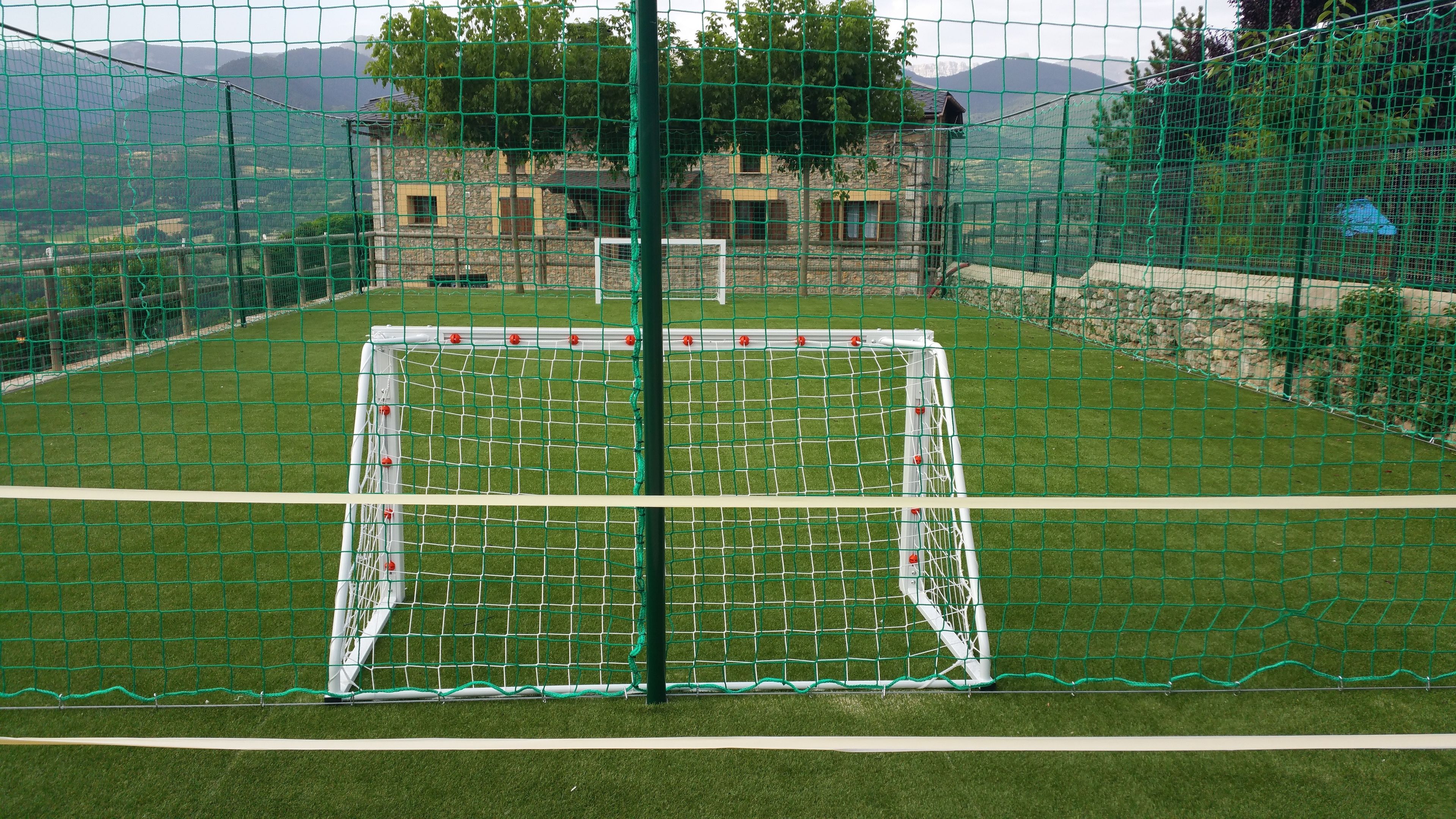 Un campo da calcio erboso con una rete.