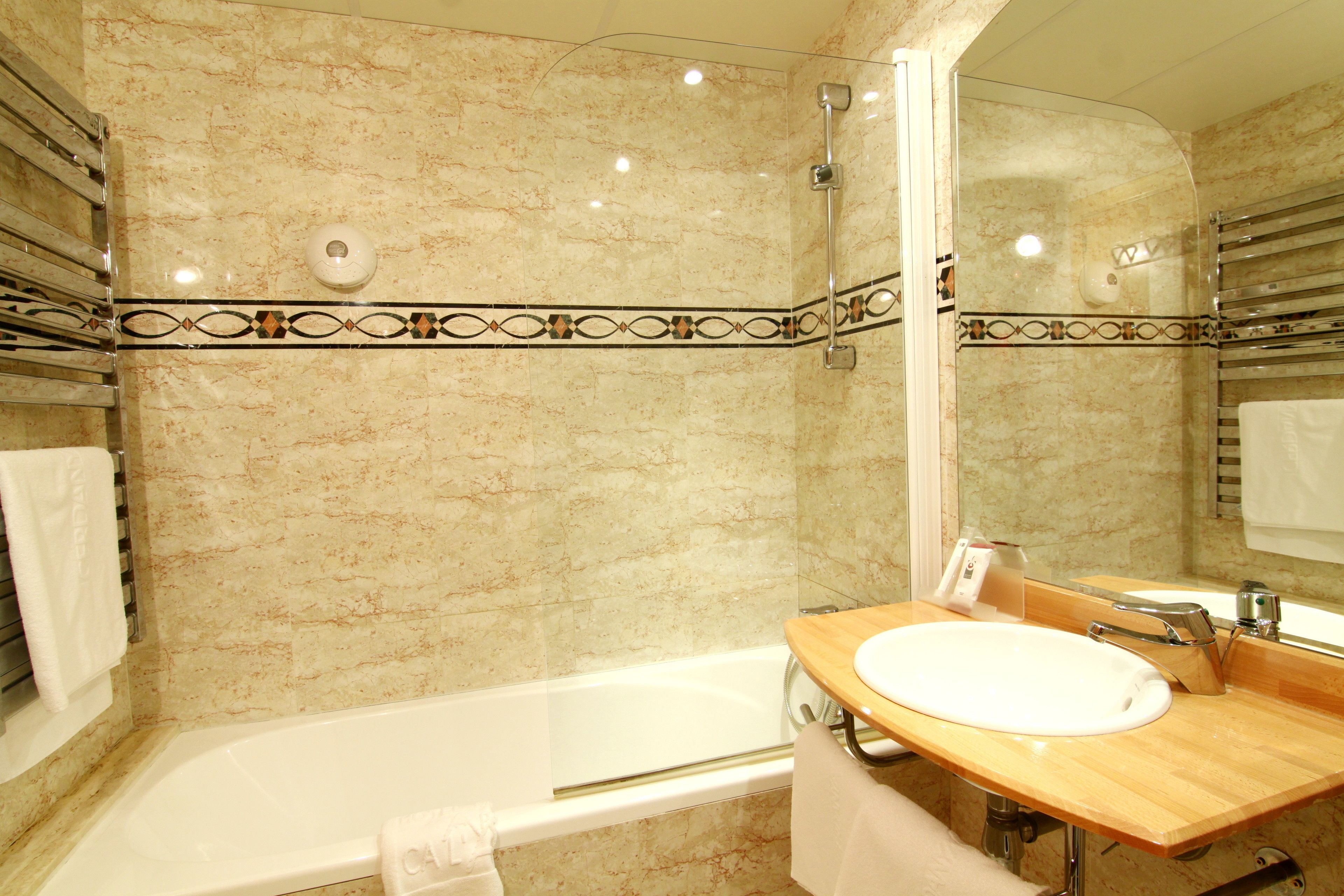 combined shower/bathtub, free toiletries, towels