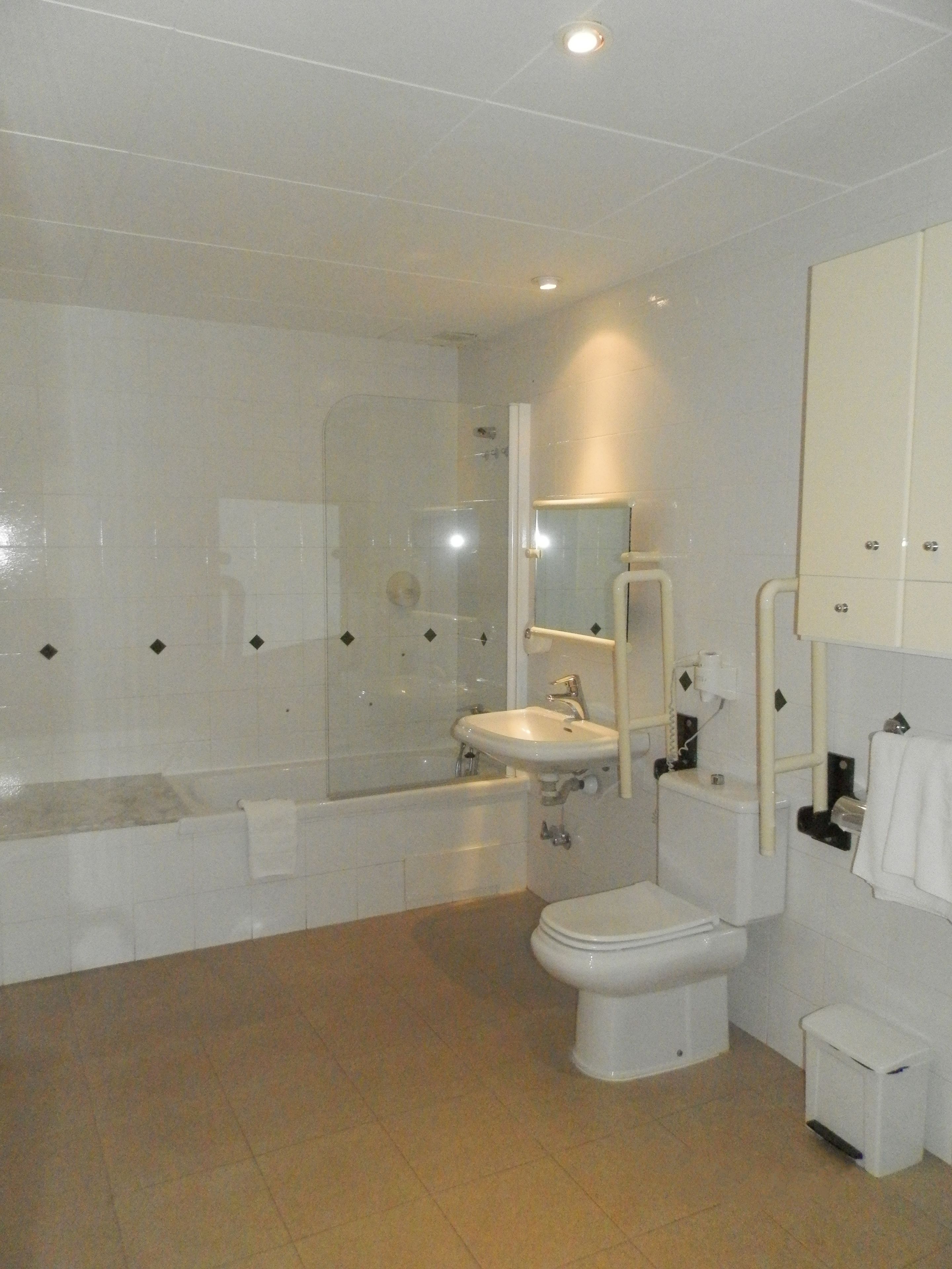 Une salle de bain avec une baignoire, un lavabo, des toilettes et une douche.