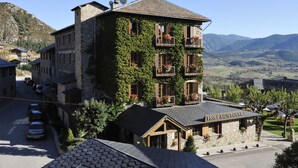 Un edificio de piedra con un letrero que dice 