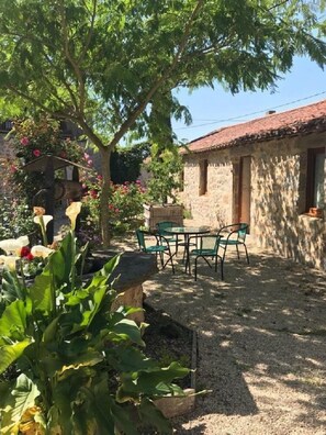 Terrace/patio - Gite La Raymondiere (Vernoux-en-Gatine)