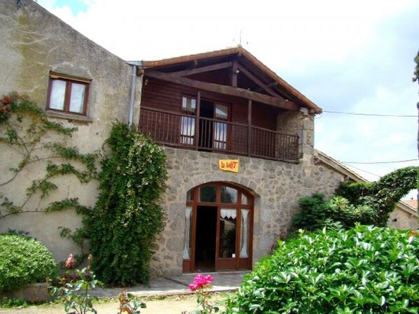 Front of property - Gite La Raymondiere (Vernoux-en-Gatine)
