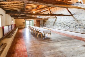 อาหารเช้าแบบท้องถิ่นทุกวัน (EUR 6 ต่อคน)