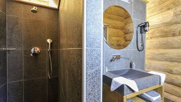 Comfort Chalet, Ensuite, Garden View (Ecologique et naturel) | Bathroom | Shower, rainfall showerhead, hair dryer, towels