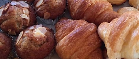 Variedad de productos horneados, como muffins y croissants.