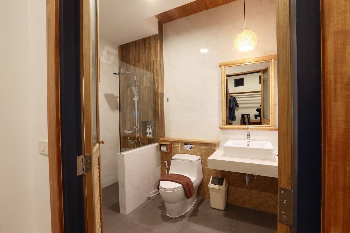 shower, rainfall showerhead, free toiletries, hair dryer