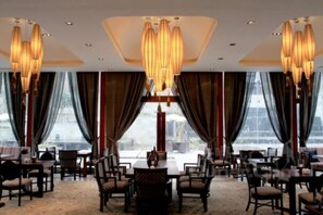 朝食、ランチ、ディナーに営業