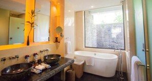 Deluxe Villa | Bathroom | Separate bathtub and shower, free toiletries, hair dryer, bathrobes