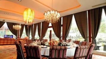 供应早餐、午餐和晚餐