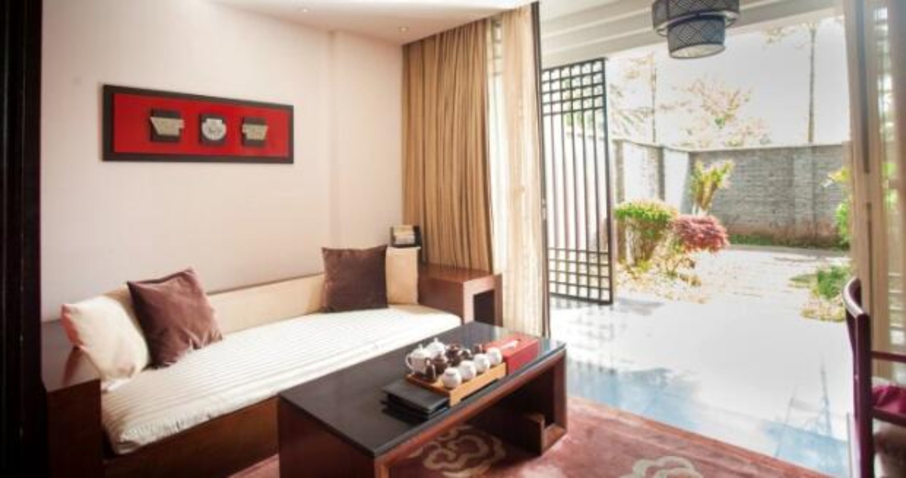 Deluxe Villa | Minibar, in-room safe, desk, blackout curtains