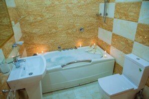Phòng đôi Tiêu chuẩn | Phòng tắm | Đồ dùng nhà tắm miễn phí, máy sấy tóc, áo choàng tắm