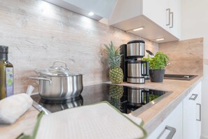 Kühlschrank, Mikrowelle, Ofen, Geschirrspüler