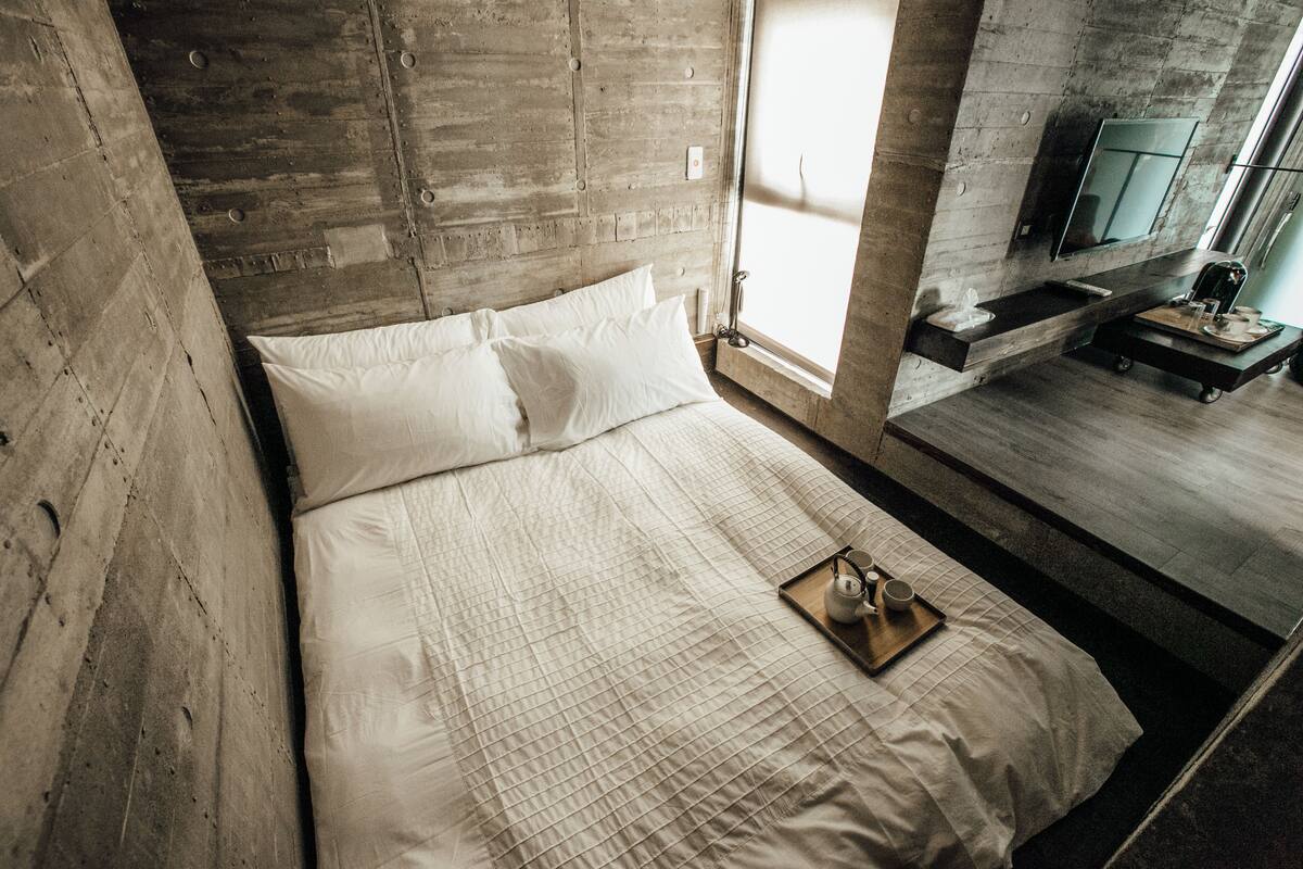 Signature Double Room, 1 Double Bed, Non Smoking, Hot Tub | 1 bedroom, blackout curtains, soundproofing, free WiFi