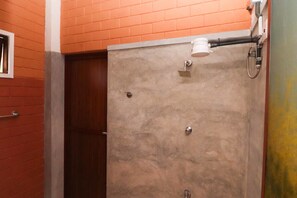 Habitación básica doble, 1 habitación, baño compartido | Baño | Regadera y toallas 