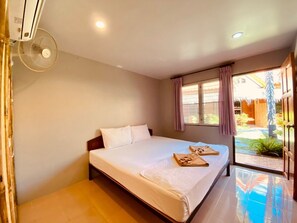 Standard Double - Air Conditioning | 客室ごとに異なる装飾、客室ごとに異なるインテリア、デスク、遮光カーテン