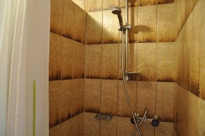 Shower, towels - Vacation apartment 1 - Schweizerhof (Wenns)