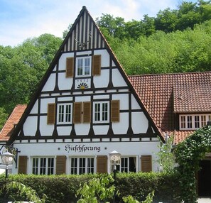 A traditional half-timbered building with a sign reading "Blickfrieden." - Landhaus Hirschsprung (Detmold)