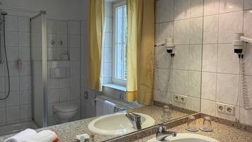 Doppel- oder Zweibettzimmer | Badezimmer | Dusche, Haartrockner, Handtücher