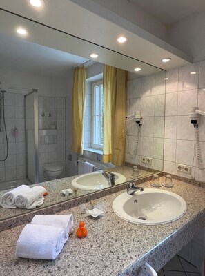 Double or Twin Room | Bathroom | Shower, hair dryer, towels - Landhaus Hirschsprung (Detmold)