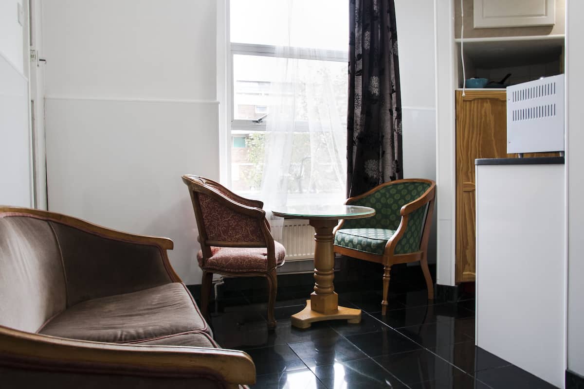 Standard Apartment, Private Bathroom (Studio Flat 8) | 1 bedroom, premium bedding, bed sheets
