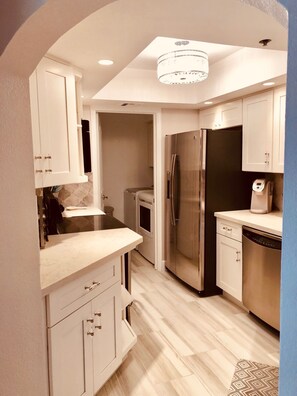 Een koelkast, een magnetron, een oven, een kookplaat