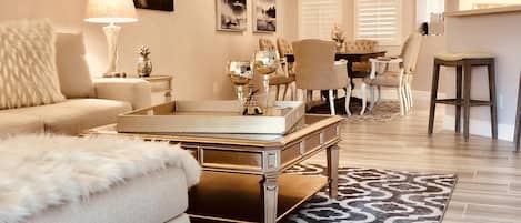 TV connectée, cheminée, livres, espaces bureaux