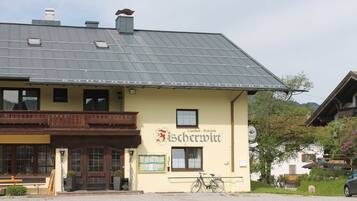 Un edificio con un letrero que dice 'Gasthof - Pension Fischerwirt'.