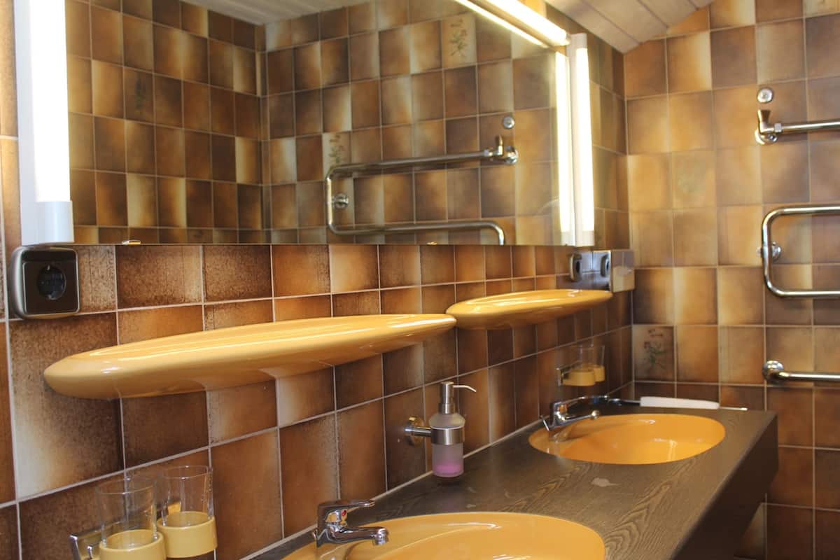 comfort double room | bathroom amenities | free toiletries, heated floors, towels