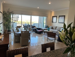 Een smart-tv, een dvd-speler, boeken en een filmbibliotheek