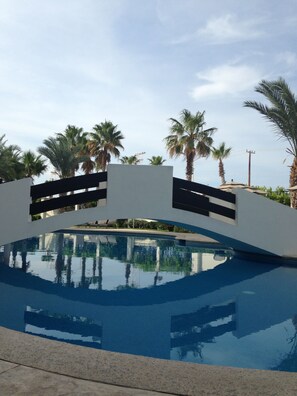 Een buitenzwembad, een verwarmd zwembad