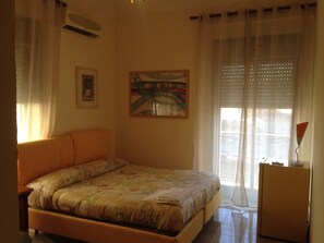 Double Room, Shared Bathroom (External)