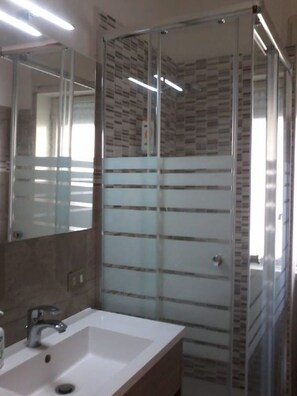 Triple Room, Private Bathroom | Bathroom