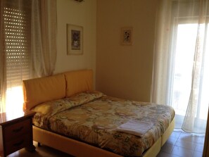 Double Room, Shared Bathroom (External)