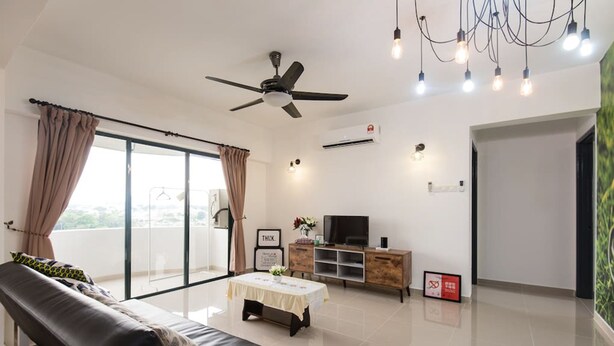 Uma sala de estar moderna com sofá, televisão, ventilador de teto e mesa de jantar.