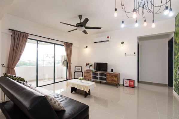 Apartment, 3 Bedrooms | Ruang tamu | TV LCD