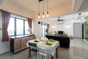 Apartment, 3 Bedrooms | Ruang tamu | TV LCD