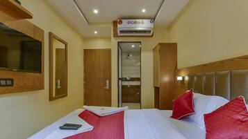 Deluxe Room | Desk, blackout drapes, free WiFi, bed sheets
