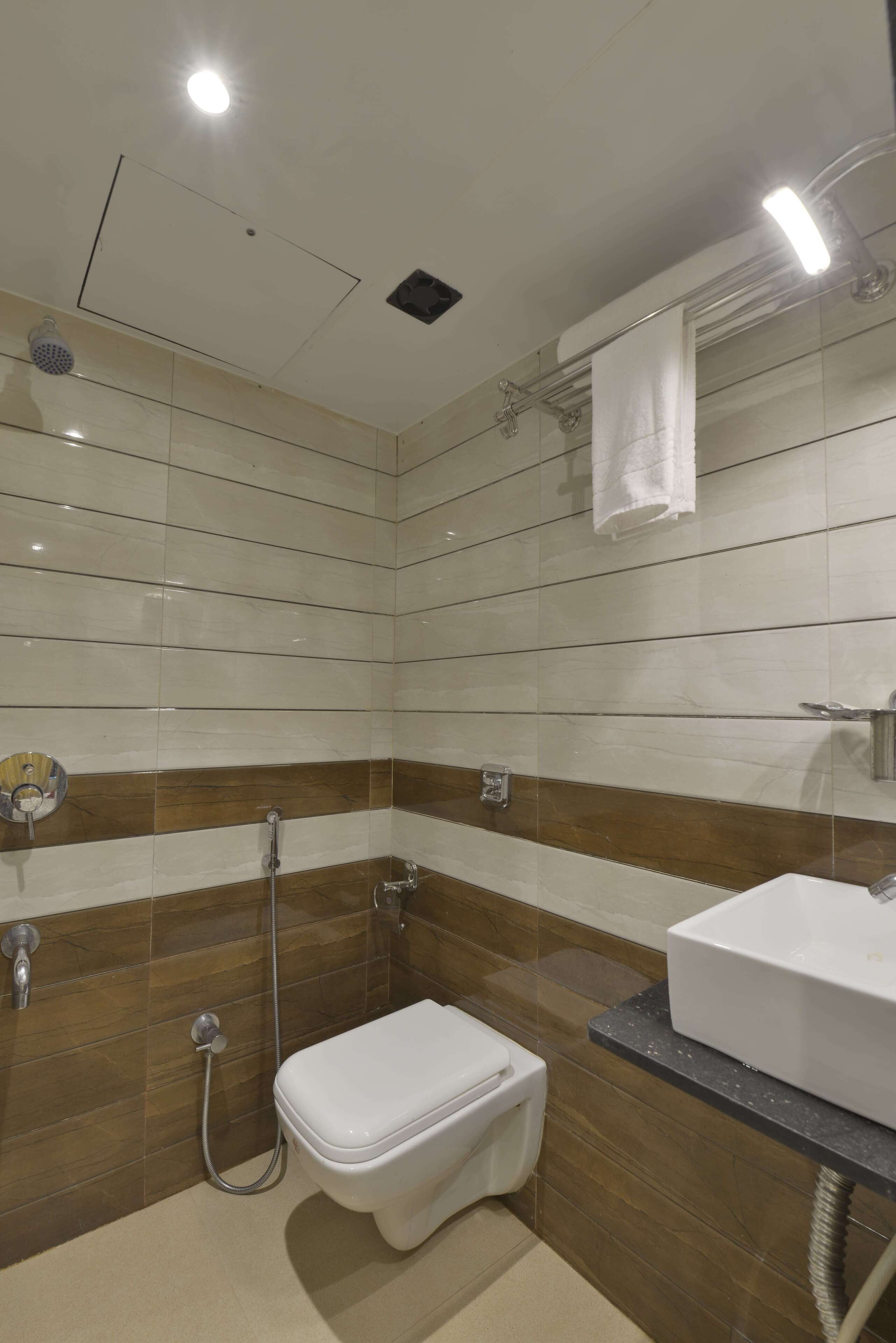 Deluxe Room | Bathroom | Shower, free toiletries, towels, soap