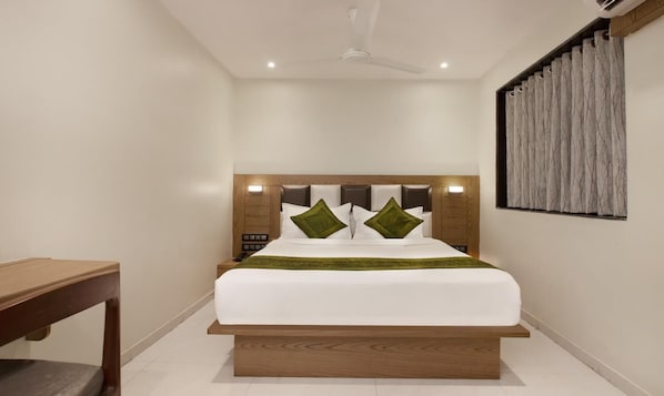 Standard Room | Desk, blackout curtains, free WiFi, bed sheets - Hotel Residency Park (Mumbai)