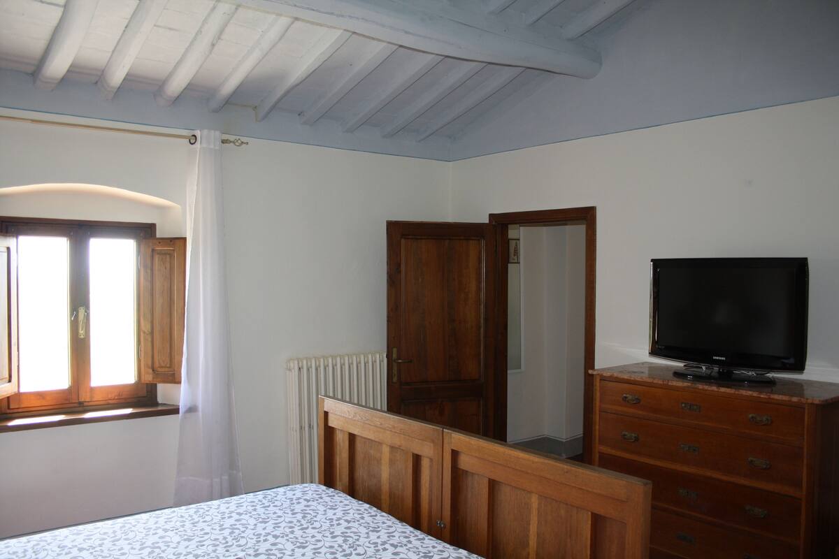 2 bedrooms, individually decorated, individually furnished