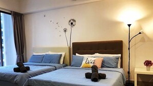 A hotel room with two beds, a bedside table, a lamp, and a wall decoration. - ETM Midhills Holiday Studio (Genting Highlands)