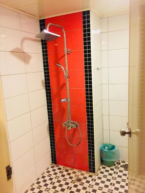 Habitación empresarial cuádruple, 2 camas matrimoniales, para no fumadores | Baño | Tina y regadera independientes y tina profunda 