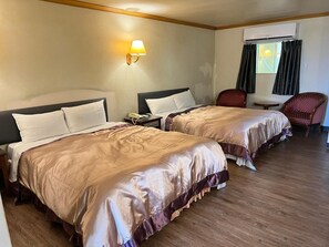 Desk, free WiFi, bed sheets - San Ho Business Hotel (Xiluo)