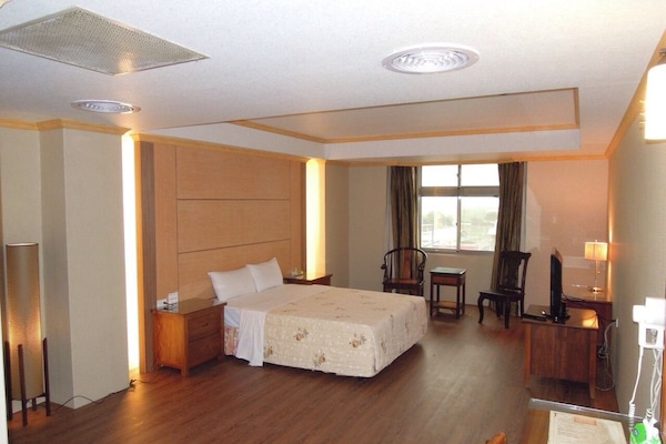 Business Room, 1 Double Bed, Non Smoking | Desk, free WiFi, bed sheets