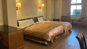 Escritorio, wifi gratis y ropa de cama