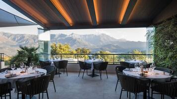 Serveert ontbijt, lunch, diner, Mediterrane gerechten