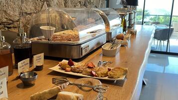 Daily buffet breakfast for a fee