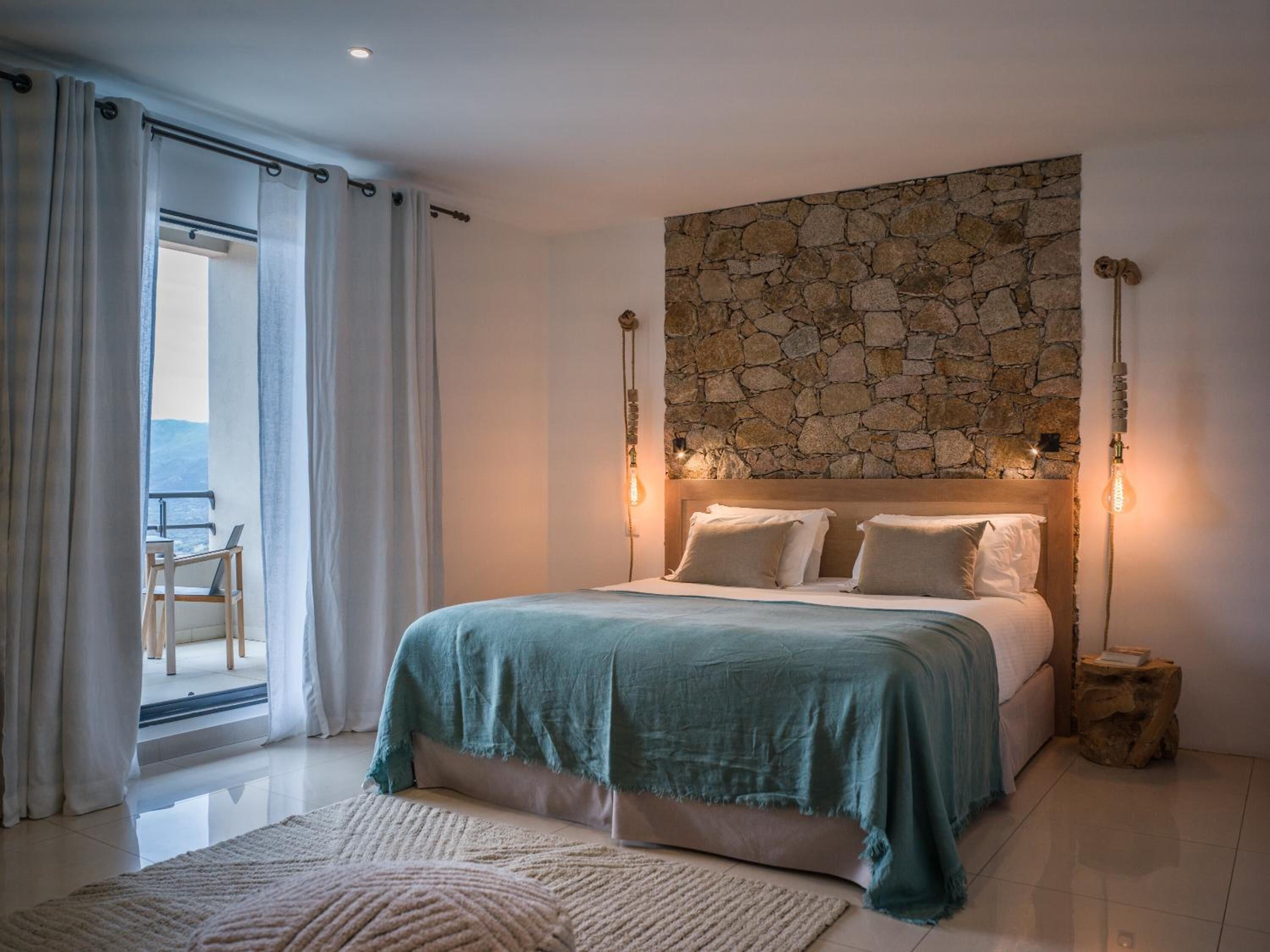 Minibaari, tallelokero huoneessa, työpöytä, pimennysverhot